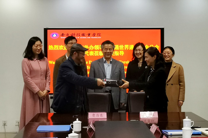 南通世界通商总会缅甸分会会长曹海东,越南分会会长管建兵分别与南通
