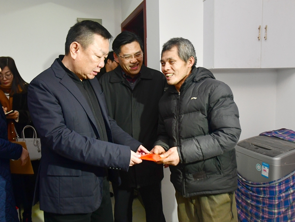 1月30日下午,区委书记陈永红在西亭镇盛庭花苑慰问困难职工张维泽一家