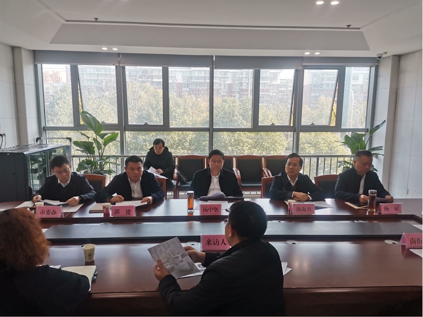 启东市委书记杨中坚接待信访群众