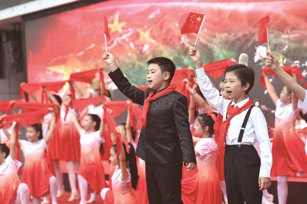 城中小学举行迎国庆主题升旗仪式.jpg