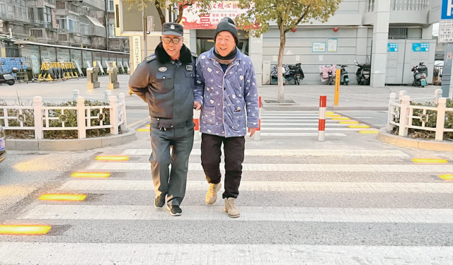 海门建成首条感应式斑马线.png 海门建成首条感应式斑马线.png