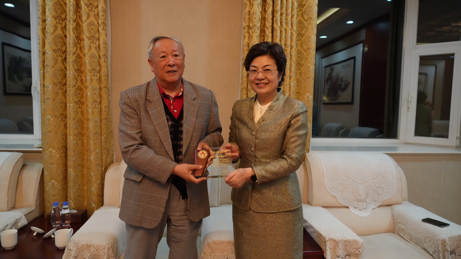 桑梓情深！陈炳德将军向南通群英馆捐赠藏品2.jpg