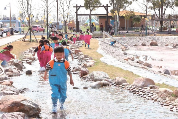 江海春风起 踏青游人多.jpg