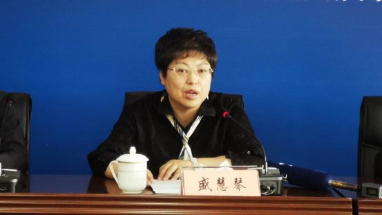 接下来,请市委宣传部副部长,市文明委主任盛慧琴同志介绍《条例》特色