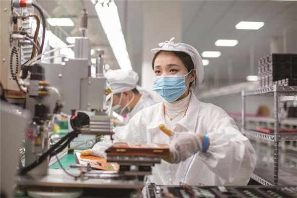 13日,位于海安高新区台商产业园的加百裕(南通)电子有限公司车间内