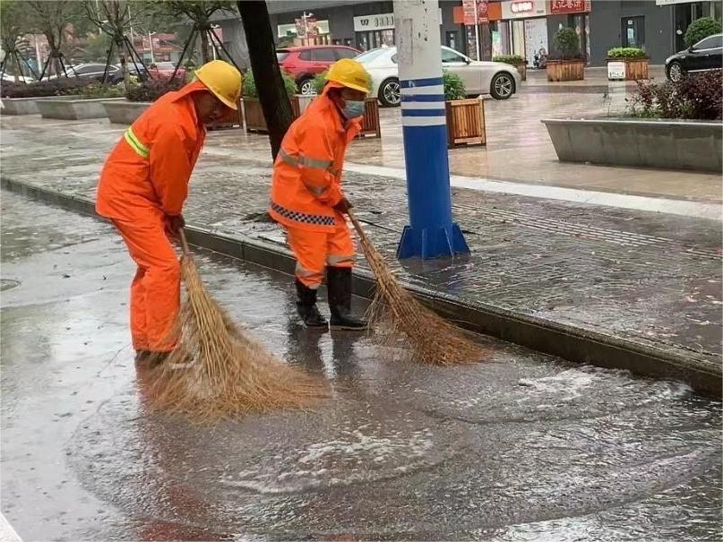 清扫路面积水.jpg
