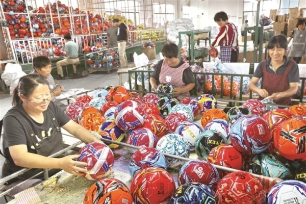 海门四甲出口足球加工忙_副本.jpg