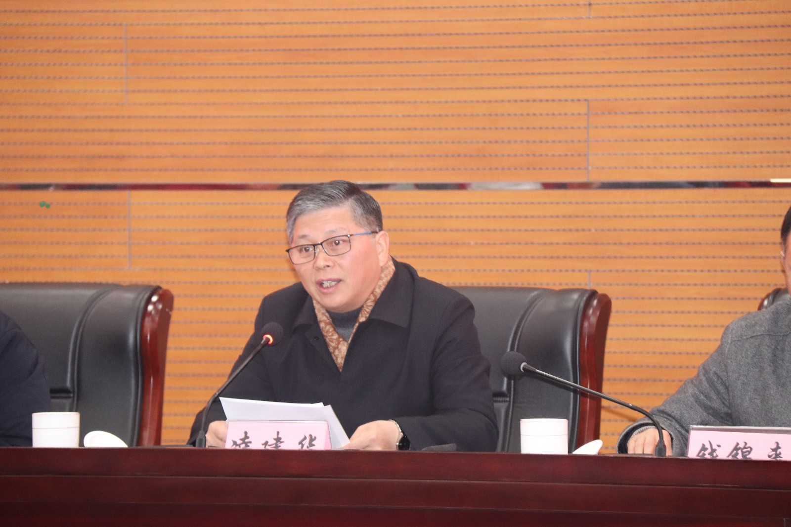 最后,第五届人社学会会长,市人社局党组书记,局长凌建华作总结讲话,他
